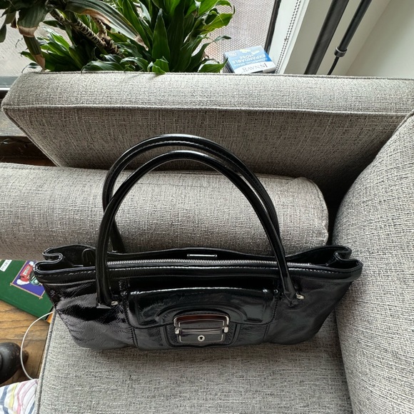 Elie Tahari black patent leather handbag with tortoise shell pocket opening. - Picture 5 of 11